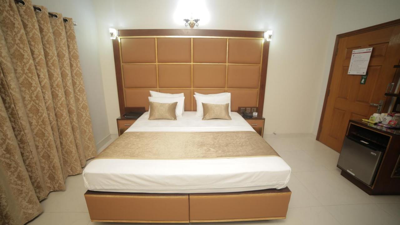 Four Squares Karachi Bed & Breakfast Bagian luar foto