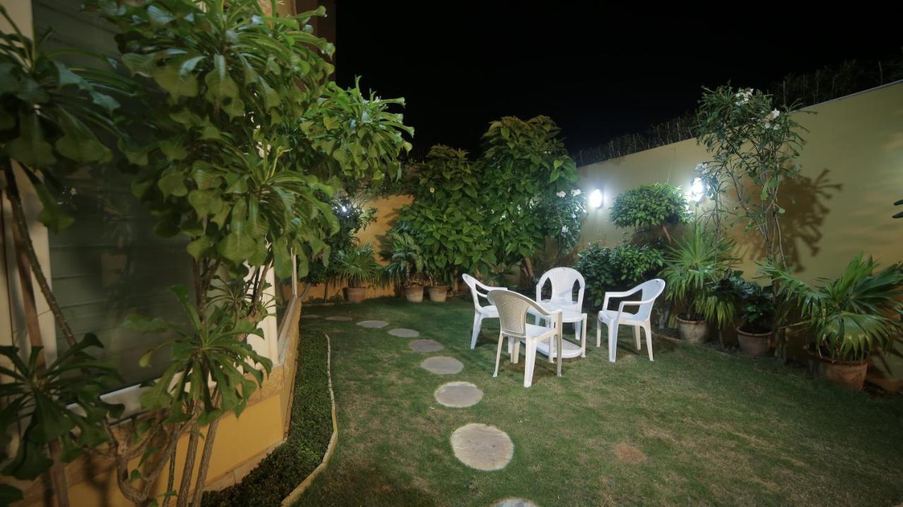 Four Squares Karachi Bed & Breakfast Bagian luar foto